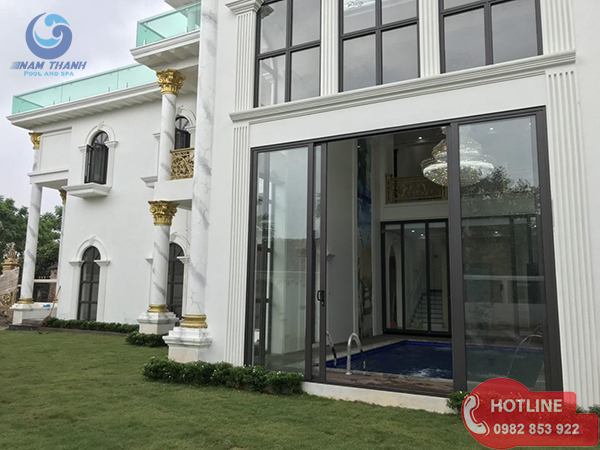 Khu vực bể bơi nhìn từ bên ngoài căn biệt thự