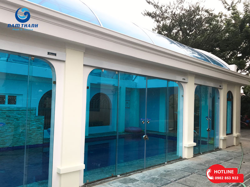 Công trình sử dụng cửa kính và mái vòm nhựa thông minh, mang lại ánh sáng tự nhiên dễ chịu cho bể bơi