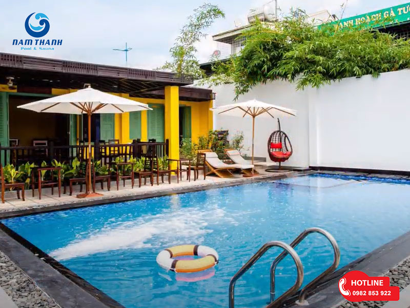 Bể bơi thiết kế dạng chữ nhật, giúp tiết kiệm tối đa diện tích khuôn viên khách sạn