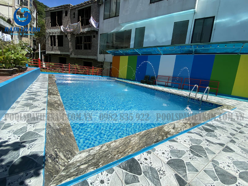 Bể bơi sinh động hơn hẳn nhờ hệ thống vòi phun nước nhỏ