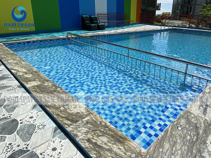 Khu vực dành cho người lớn và trẻ nhỏ được ngăn cách bằng thanh chắn inox, đảm bảo an toàn trong quá trình bơi lội