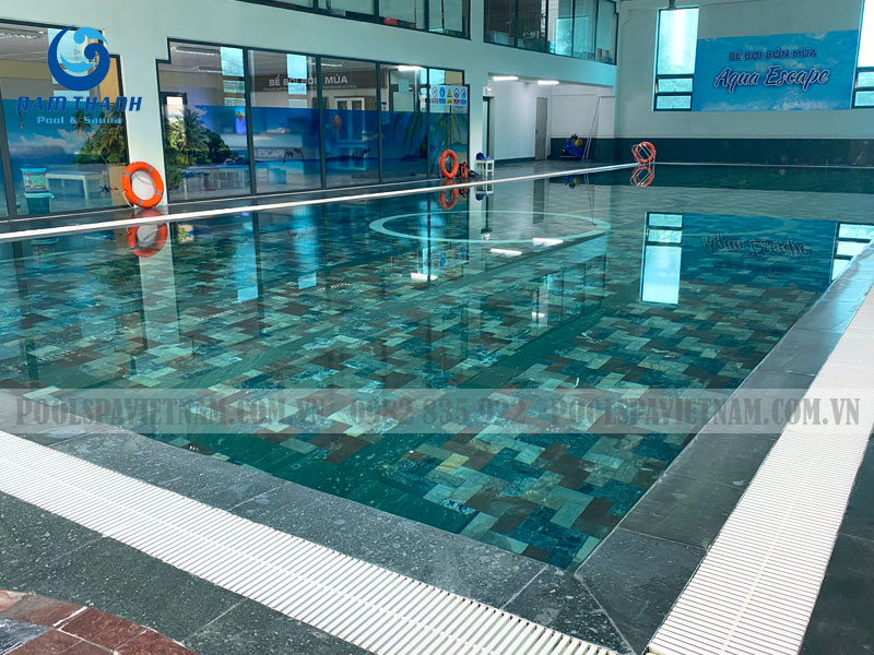 Bể bơi thiết kế dạng chữ nhật truyền thống. Đây là dáng bể kinh doanh phổ biến nhằm tiết kiệm tối đa diện tích không gian