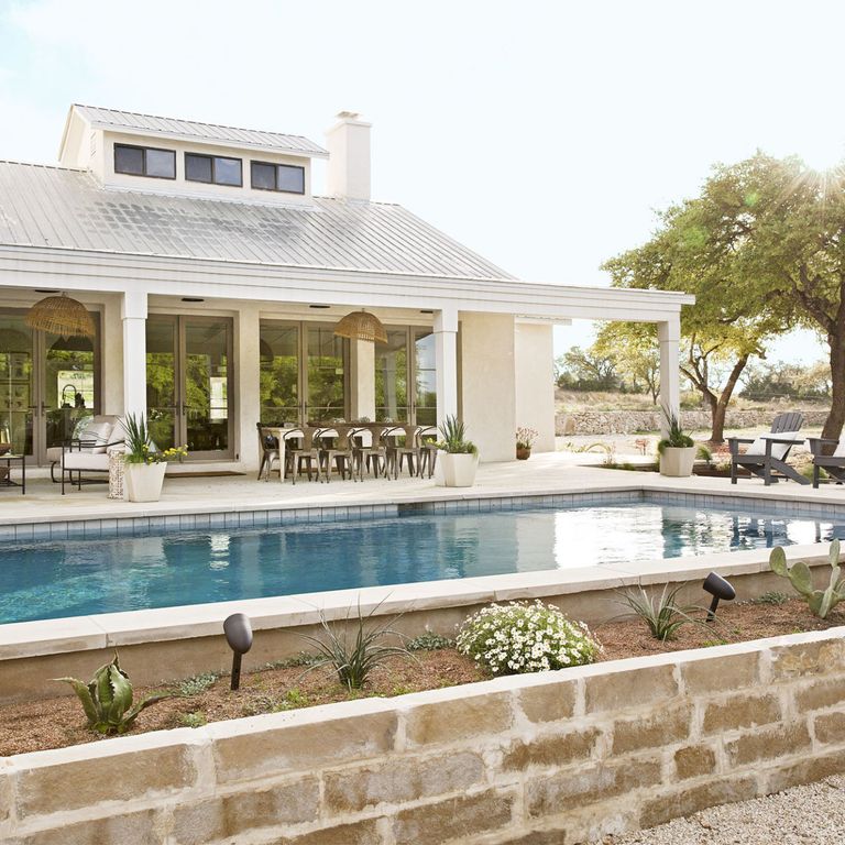 Tận dụng khu vườn phía sau nhà để thiết kế khu vực tiếp khách, quầy bar cùng hồ bơi tạo nên không gian thư giãn cho gia đình
