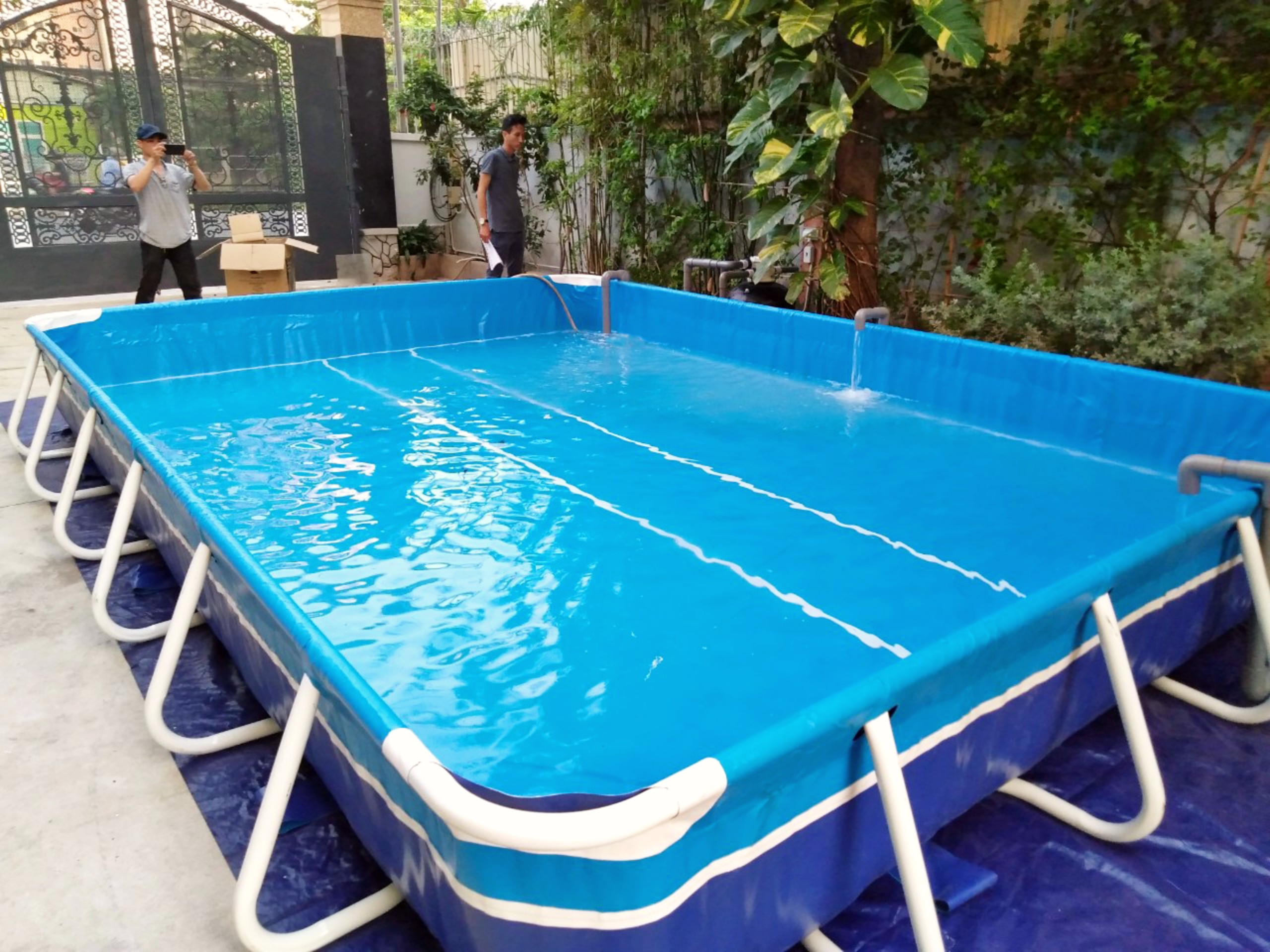 Mẫu hồ bơi khung kim loại lắp đặt ngay trong sân vườn của một gia đình tại Hà Nội