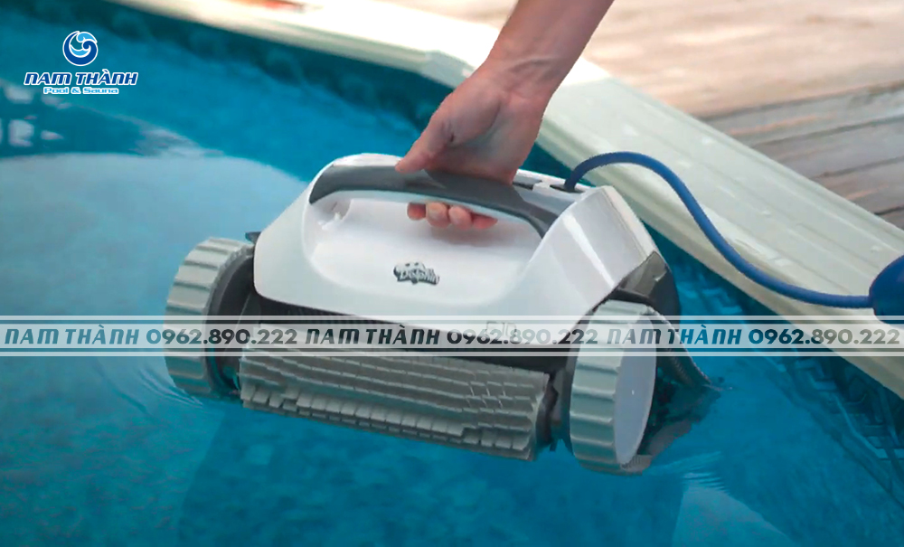 Robot Dolphin E10 được tích hợp khả năng kháng nước đạt tiêu chuẩn IP68 nên an toàn tuyệt đối khi sử dụng dưới nước.