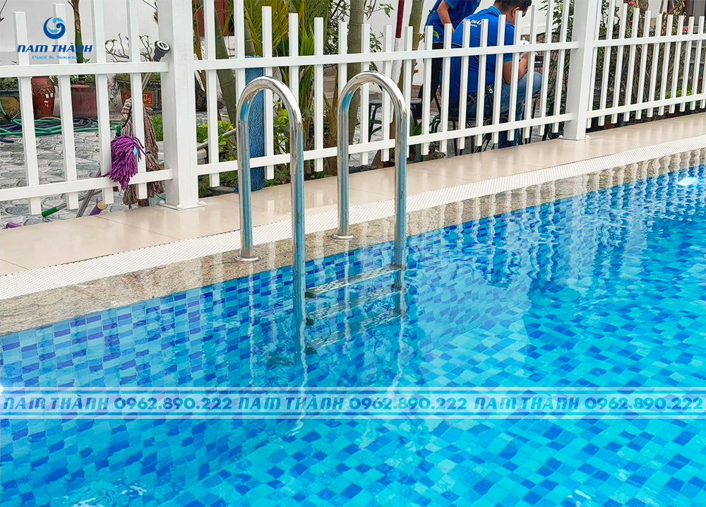 Thang lên xuống bể bơi inox Emaux NMU/MUF 8 thang ho boi emaux nmu muf 1